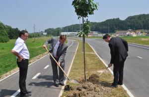 Župan mag. Marko Diaci in državni sekretar mag. Uroš Rožič sta zasadila prvo drevo v predvidenem drevoredu cone v družbi poslanca državnega zbora mag. Štefana Tisla